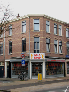 820848 Gezicht op de voorgevel van Asia Shop (Amsterdamsestraatweg 292) te Utrecht; links de Narcisstraat.